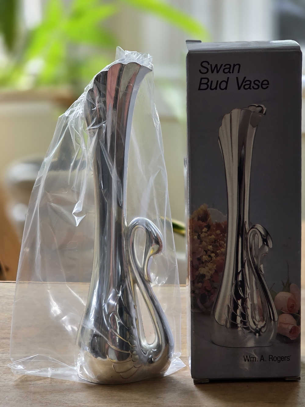 vintage Oneida silver-plated swan bud vase, standing approximately 7 inches tall - Picture 15 of 16